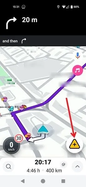 Waze 앱에서 + 기호가 있는 노란색 삼각형을 클릭하세요.