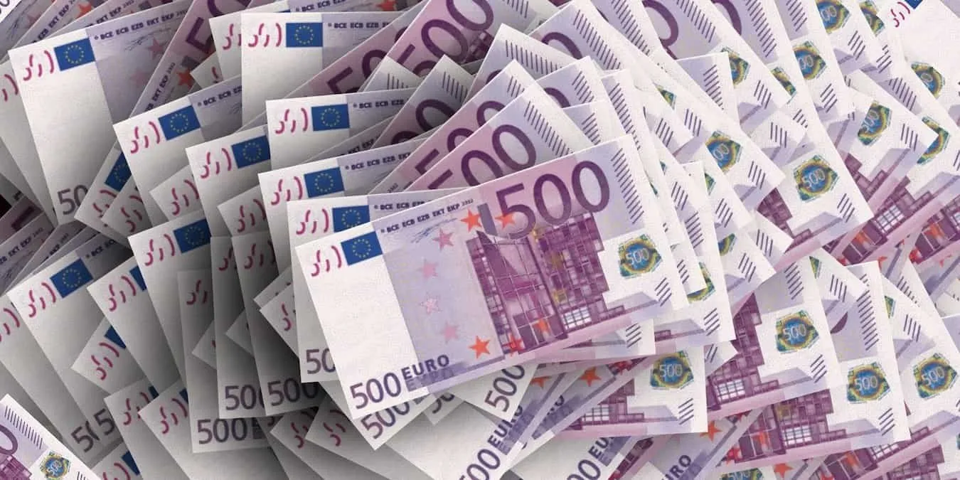 Uma pilha de notas de euro.