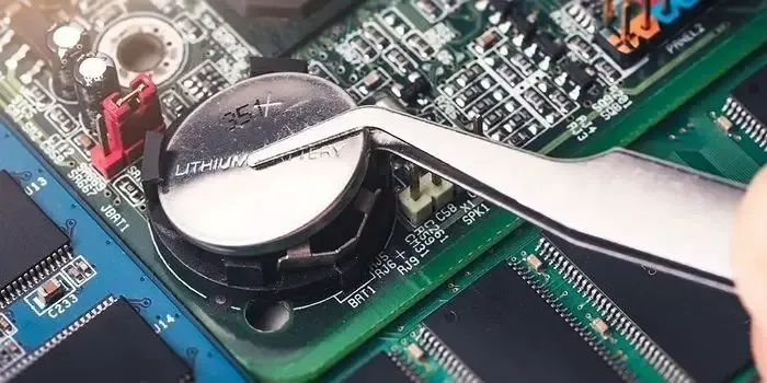 Odłączanie baterii Cmos od płyty głównej komputera