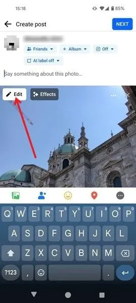 Tocando el botón Editar en la pantalla Crear publicación en la aplicación de Facebook.