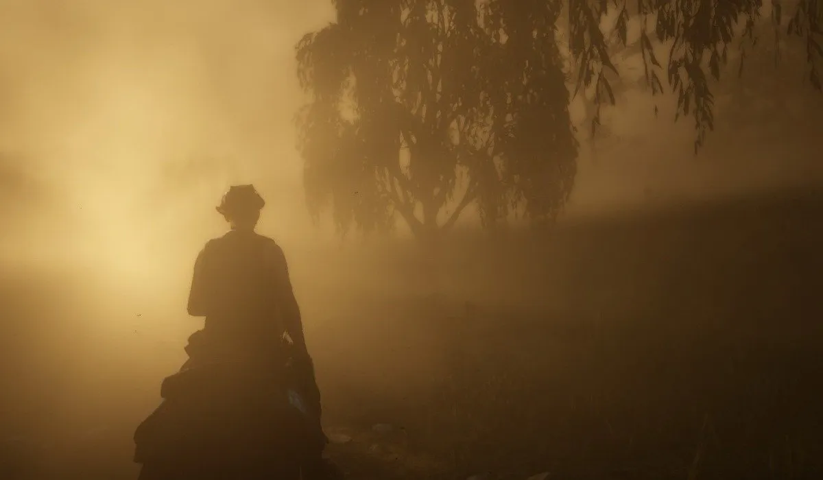Screenshot di Red Dead Redemption 2 che mostra un uomo a cavallo che cavalca nella nebbia