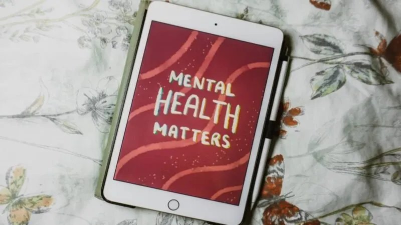 Tablet mit der Aufschrift „Psychische Gesundheit ist wichtig“.
