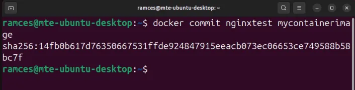 Un terminale che mostra l'output del comando docker commit che crea una nuova immagine da quella attualmente in esecuzione.