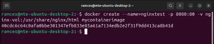 Un terminale che mostra il processo di creazione di un nuovo contenitore Docker dopo aver spostato la sua immagine tramite un canale SSH.