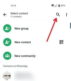 Appuyez sur l'icône de la loupe pour commencer à rechercher des contacts WhatsApp.