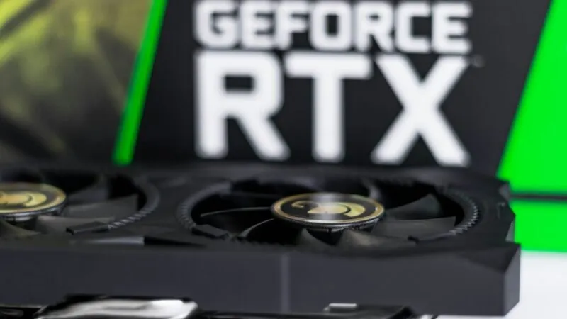 Close-up da placa de vídeo Nvidia RTX com caixa