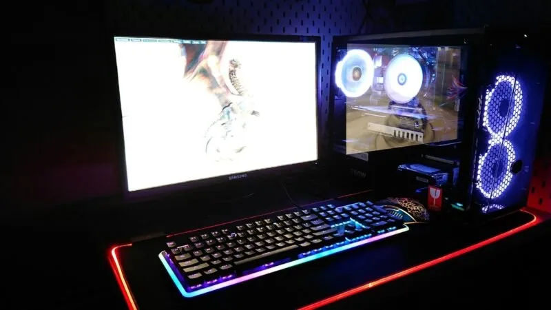 RGB 조명을 갖춘 PC, 모니터, 키보드 및 마우스를 보여주는 게임용 PC 데스크 설정