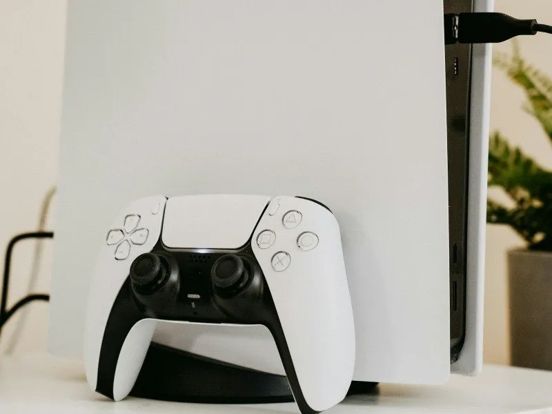 Close-up van een PlayStation 5-console met één DualSense-controller