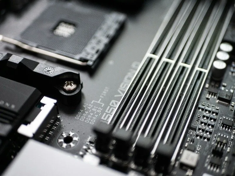 Close-up de uma placa-mãe de computador mostrando slots de RAM