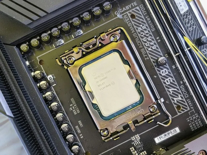 Close-up de um soquete da placa-mãe mostrando uma CPU