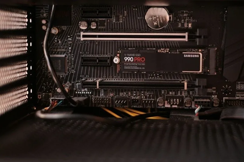 顯示 SSD 和 PCIe 插槽的電腦主機板