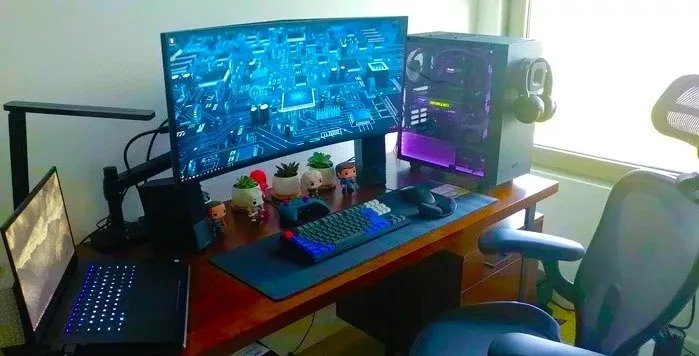 Gaming-PC-Setup auf einem Schreibtisch mit Stuhl