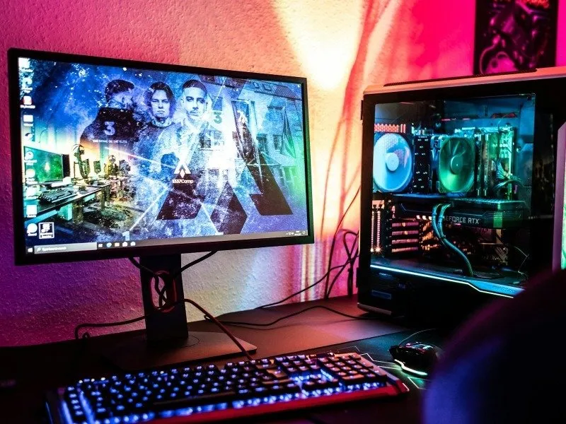 Ein Gaming-PC-Setup mit PC, Monitor, Tastatur und Maus