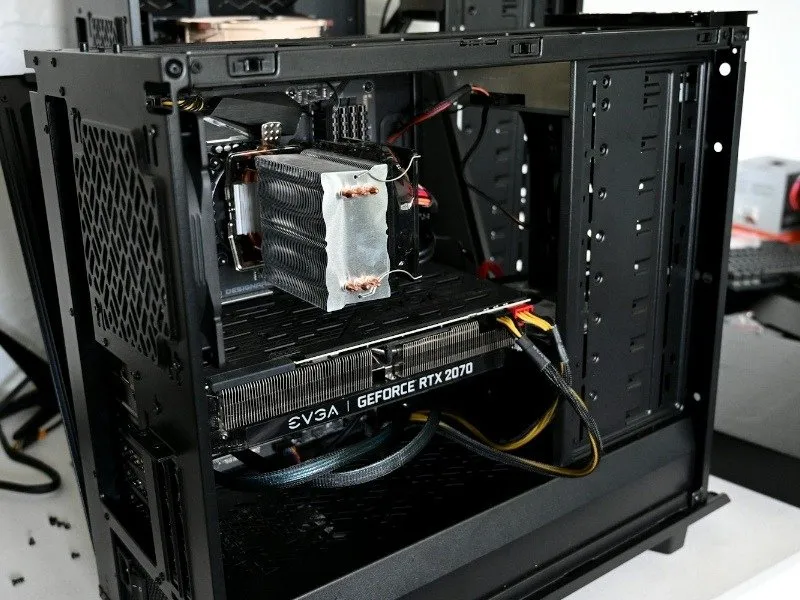 Un PC da gioco nero con l'interno che mostra una scheda grafica e un dispositivo di raffreddamento della CPU