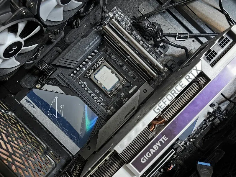 Close-up van de binnenkant van een gaming-pc met de grafische kaart, het moederbord, de CPU en de ventilatoren