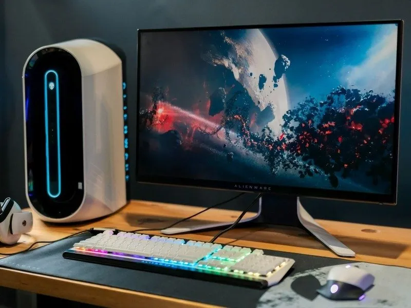 Een gaming-pc-opstelling op een bureau met een Alienware pc en monitor