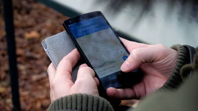 Pessoa olhando mapas em um telefone