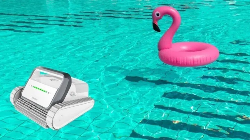 Robô limpador de piscina Smorobot em destaque