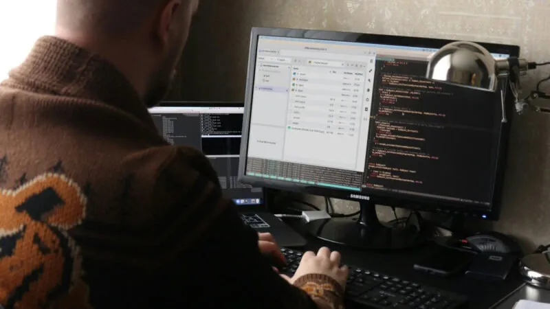 Zdjęcie osoby pracującej przed komputerem.