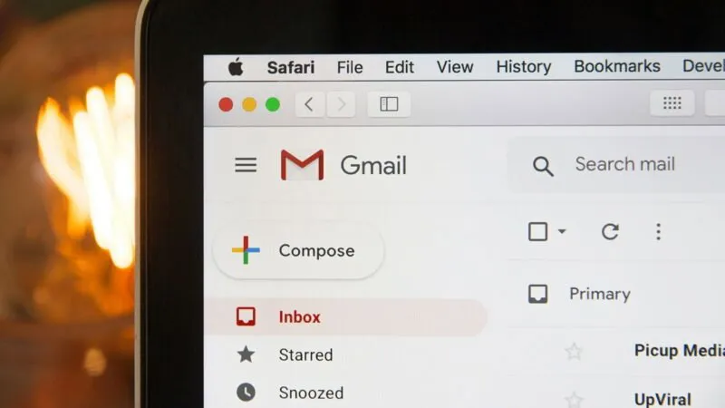 Obraz przedstawiający zarządzanie wieloma kontami Gmail w jednym miejscu.