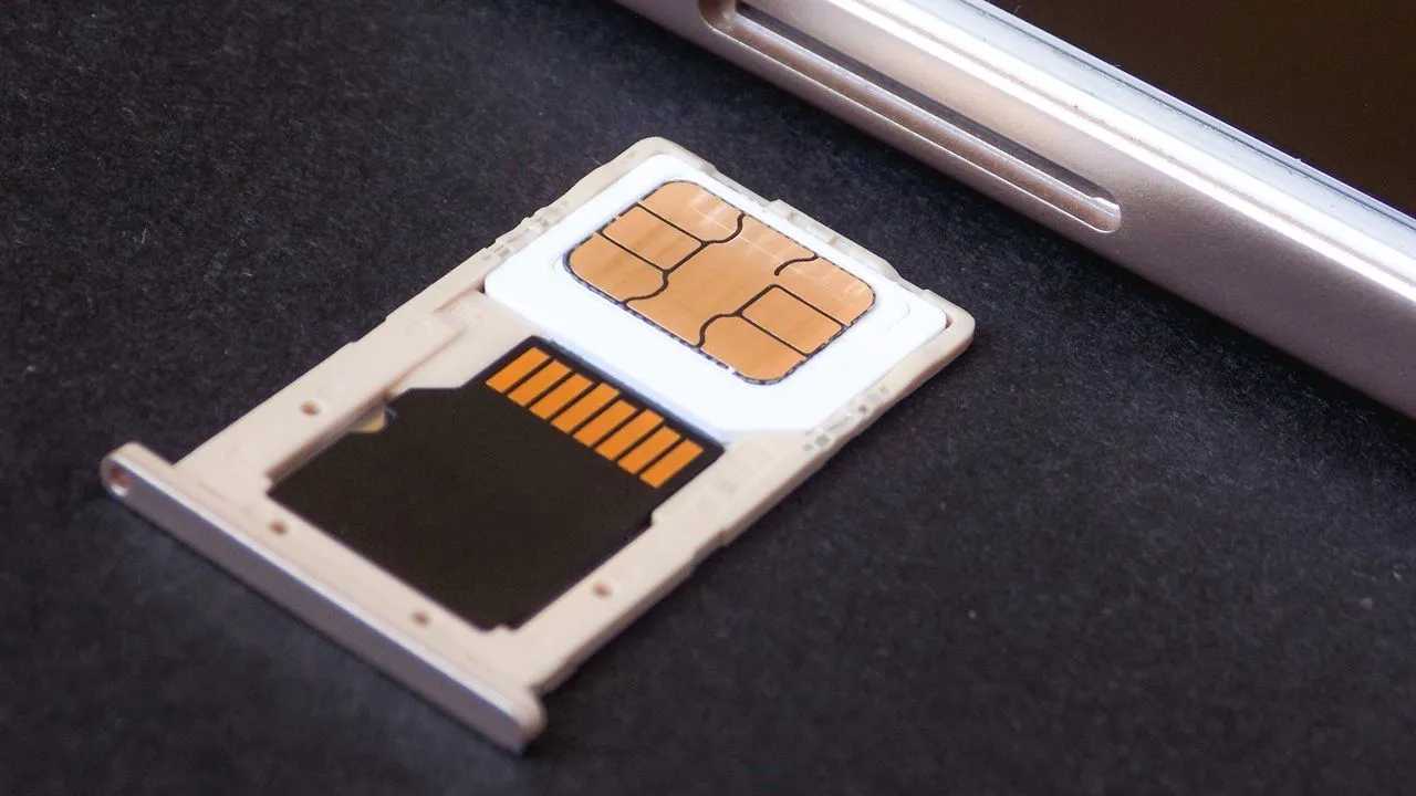 Image en vedette représentant une carte SD à côté d'un téléphone Android.