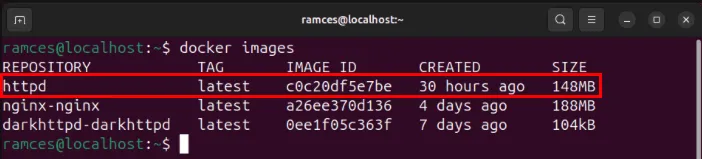 Una terminal que resalta la imagen Docker httpd instalada en el sistema.