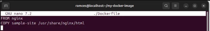 Una terminal que muestra un ejemplo de configuración de Dockerfile para una imagen Nginx personalizada.