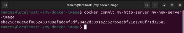 Una terminal que muestra el subcomando commit que crea una nueva imagen desde un contenedor Docker.