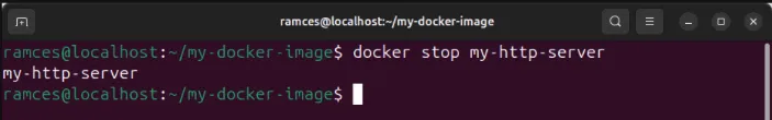 Una terminal que muestra el proceso de apagado de un contenedor Docker actualmente en ejecución.