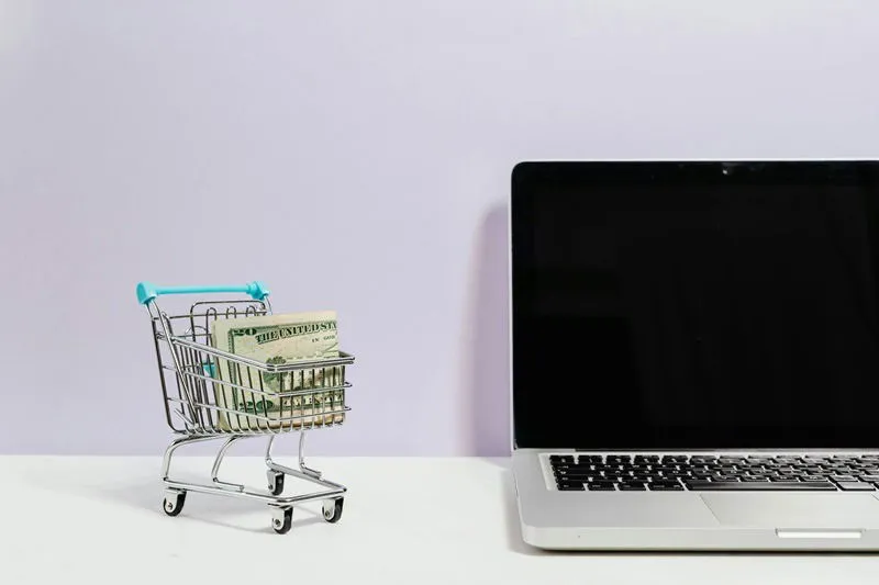 노트북을 이용해 온라인 쇼핑을 합니다.