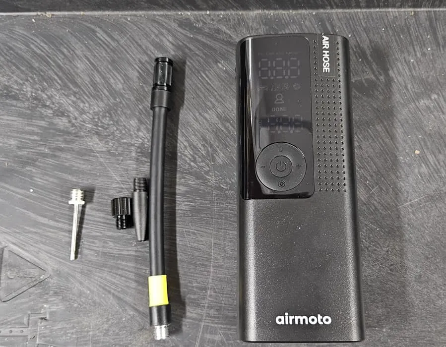 Airmoto スマートエアポンプと付属品。