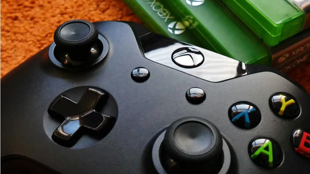 Xbox One-Controller neben Spielen.