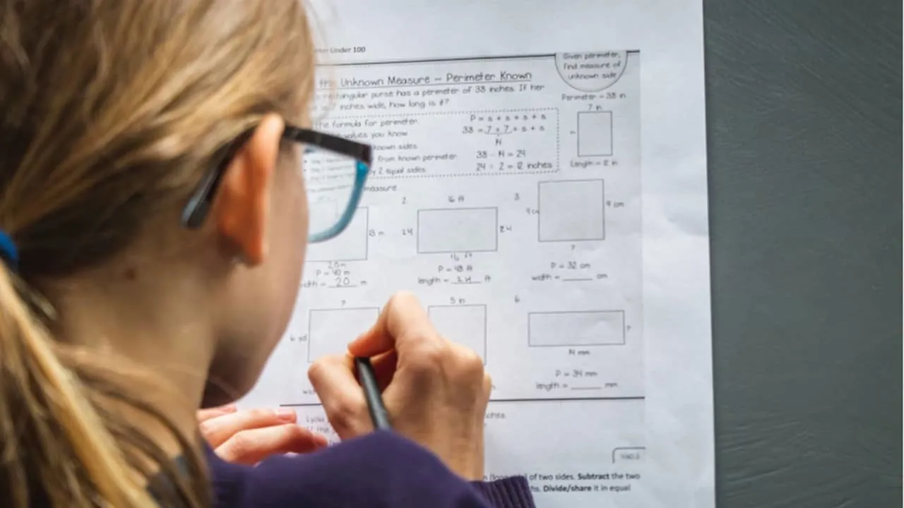 Een student maakt een huiswerkopdracht.