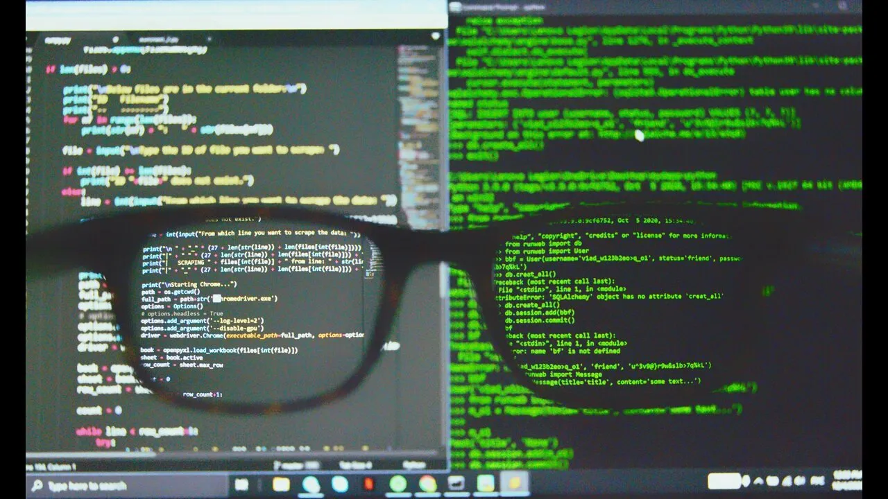 Schwarze gerahmte Brille auf dem Computerbildschirm Feature Image Linux