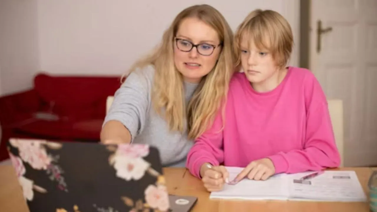 Vrouw helpt tiener met huiswerk.