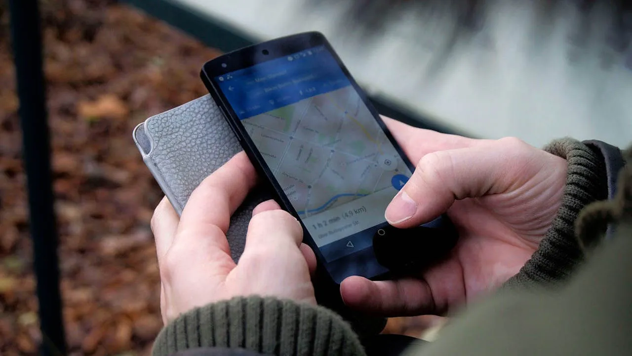 Persona mirando mapas en un teléfono Android