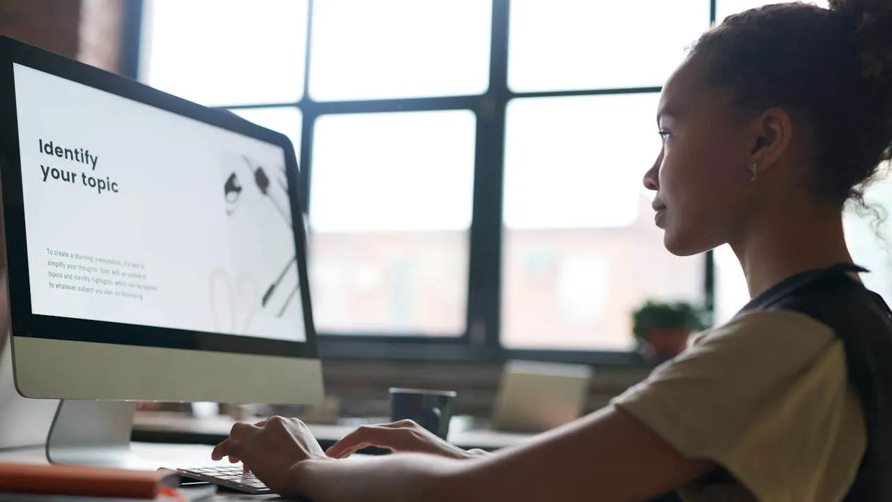 Estudiante trabajando en una computadora