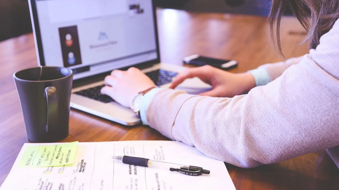 Student werkt op een laptop