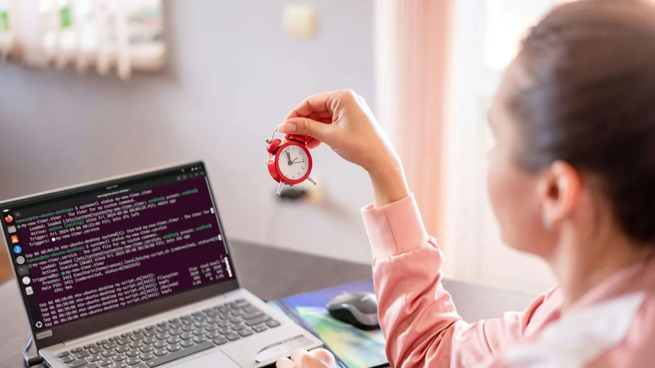 Uma fotografia de uma mulher segurando um despertador enquanto está em frente a um laptop.