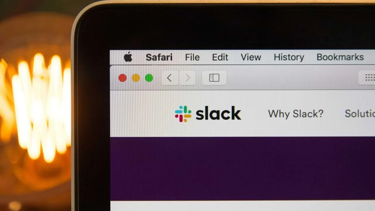 Slack 出現在一個人的電腦螢幕上