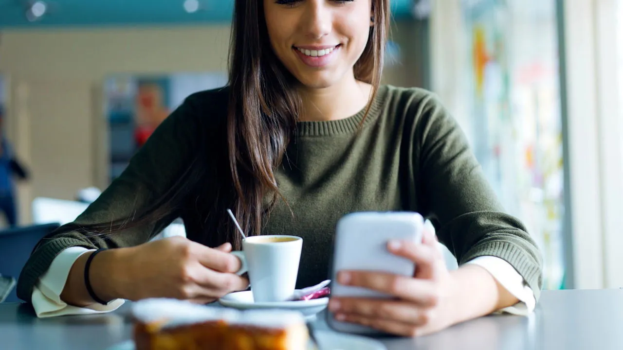 Vrouw gebruikt Finch-app voor gewoonteregistratie