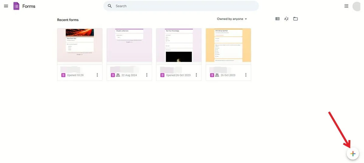 Presionando el botón + en Google Forms para crear una nueva encuesta.