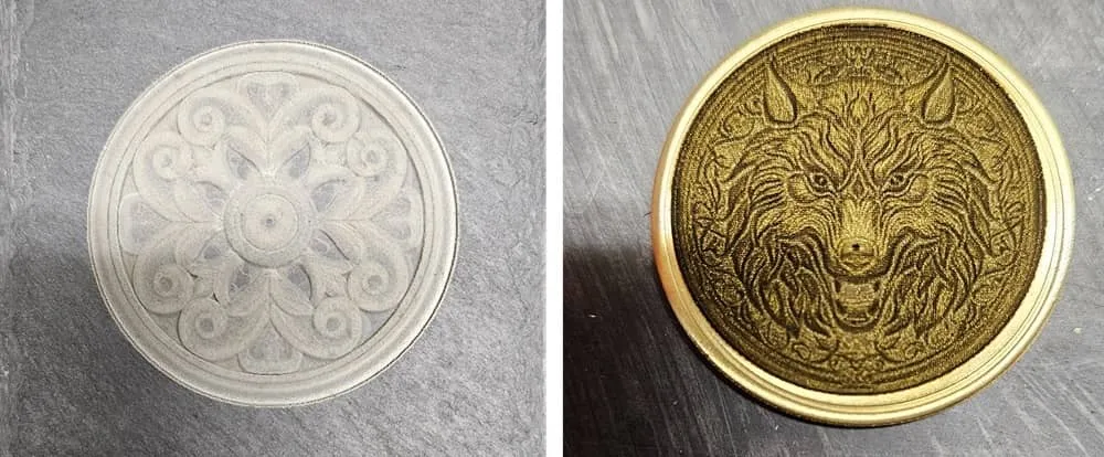 Grabado de un posavasos de piedra y una moneda de latón.