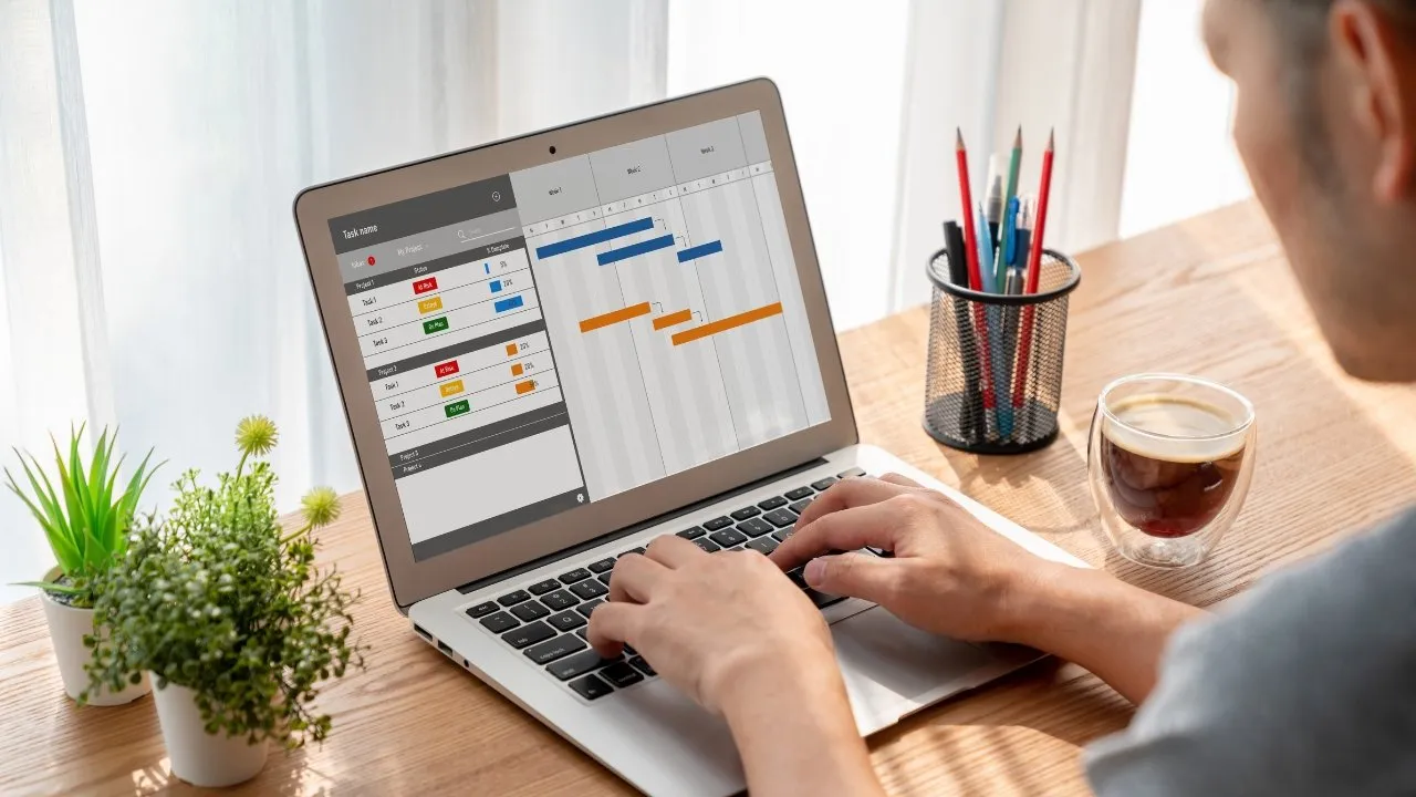 Hombre usando herramientas de gestión de proyectos