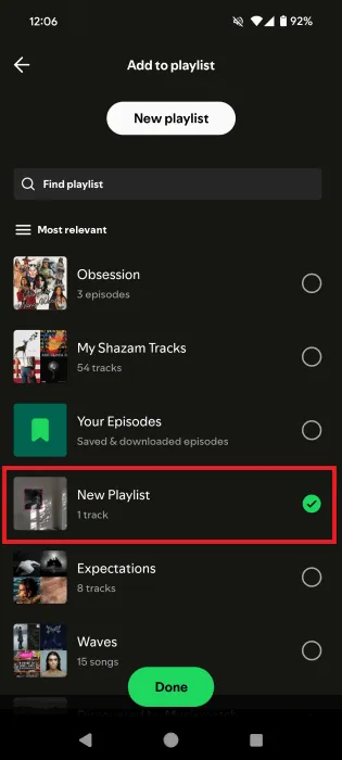 Dodawanie nowego odcinka podcastu do bieżącej playlisty w aplikacji Spotify na Androidzie.