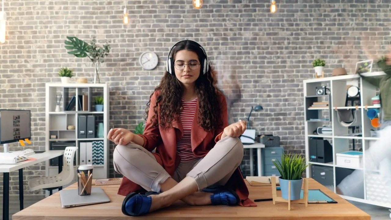 Une femme utilise une application anti-stress pour se calmer au travail