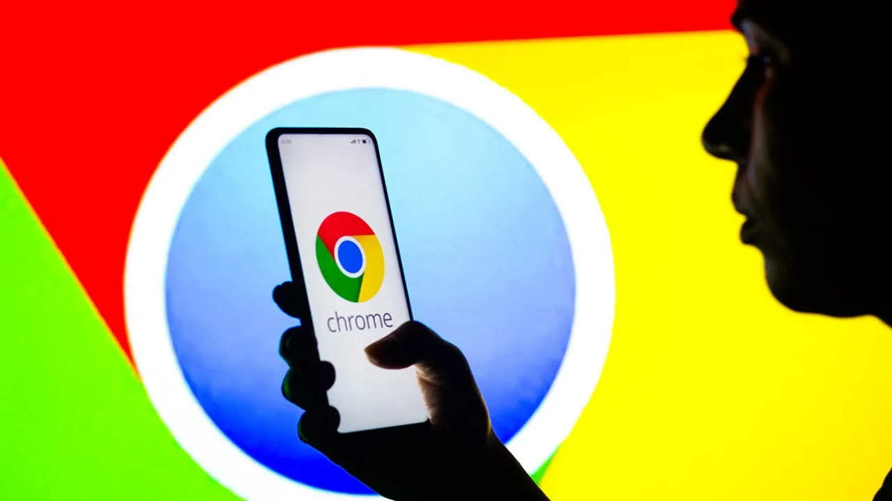 27. April 2022, Brasilien. In dieser Fotoillustration hält eine Frau als Silhouette ein Smartphone mit dem Google Chrome-Logo auf dem Bildschirm.