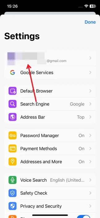 Sélection de l'adresse e-mail dans les paramètres de Chrome sur iPhone.