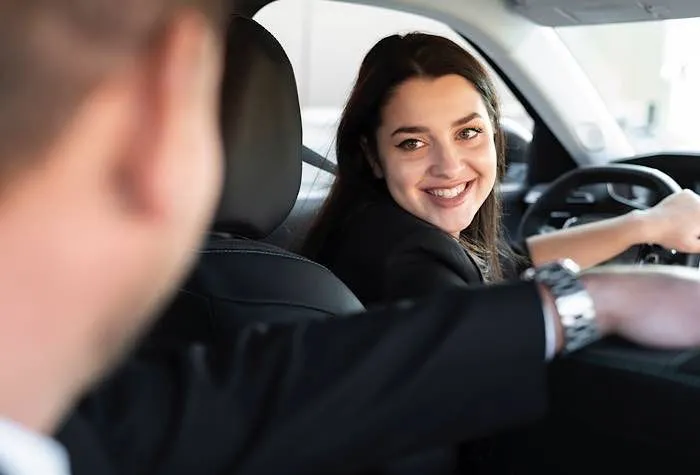 Uber utilise la coche bleue pour le conducteur et l'utilisateur