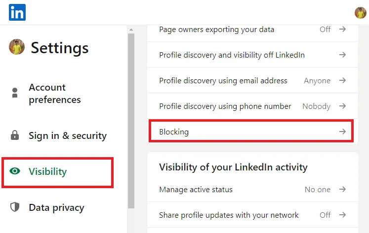 Nas Configurações do LinkedIn, selecione Visibilidade e depois a opção Bloqueio para ver a lista de perfis do LinkedIn que você bloqueou.